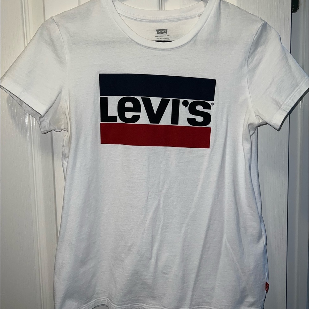 Levi’s graphic tee.